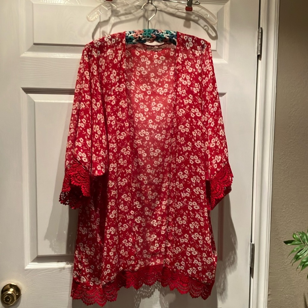 Maurices red with white flowers kimono, size XL, hits right below hips. Perfect!